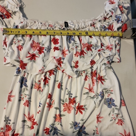 Divided Floral Ruffle Blouse - Picture 4 of 7